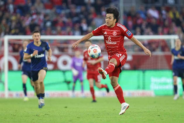 Satoshi Tanaka (Fortuna Düsseldorf) in Aktion, am Ball, Einzelaktion waehrend des Spiels der 2. Bundesliga zwischen Fortuna Düsseldorf und Holstein Kiel, Merkur Spiel-Arena am 10. April 2026 in Düsseldorf, Deutschland. (Foto von Oliver Kaelke DeFodi Images) +++ Satoshi Tanaka (Fortuna Düsseldorf) controls the ball during the 2. Bundesliga match between Fortuna Düsseldorf and Holstein Kiel at Merkur Spiel-Arena on April 10, 2026 in Düsseldorf, Germany. (Photo by Oliver Kaelke DeFodi Images) (Photo by Oliver Kaelke DeFodi Images) - *** Satoshi Tanaka Fortuna Düsseldorf in action, on the ball, single action during the 2 Bundesliga match between Fortuna Düsseldorf and Holstein Kiel, Merkur Spiel Arena on April 10, 2026 in Düsseldorf, Germany Photo by Oliver Kaelke DeFodi Images Satoshi Tanaka Fortuna Düsseldorf controls the ball during the 2 Bundesliga match between Fortuna Düsseldorf and Holstein Kiel at Merkur Spiel Arena on April 10, 2026 in Düsseldorf, Germany Photo by Oliver Kaelke DeFodi Images Photo by Oliver Kaelke DeFodi Images