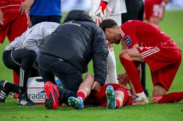 10.04.2026, Fußball, Fortuna Düsseldorf - Holstein Kiel, 2. Fußball Bundesliga, Herren, Merkur Spiel-Arena, 29. Spieltag, Saison 2025 2026: Florent Muslija (Fortuna Düsseldorf 24) liegt verletzt auf dem Spielfeld Schmerzen Verletzung und muss vom Spielfeld getragen werden. DFB regulations prohibit any use of photographs as image sequences and or quasi-video. Nordrhein-Westfalen Deutschland *** 10 04 2026, Football, Fortuna Düsseldorf Holstein Kiel, 2 Fußball Bundesliga, Herren, Merkur Spiel Arena, 29 Spieltag, Saison 2025 2026 Florent Muslija Fortuna Düsseldorf 24 lies injured on the pitch Pain Injury and must be carried off the pitch DFB regulations prohibit any use of photographs as image sequences and or quasi video Nordrhein Westfalen Germany