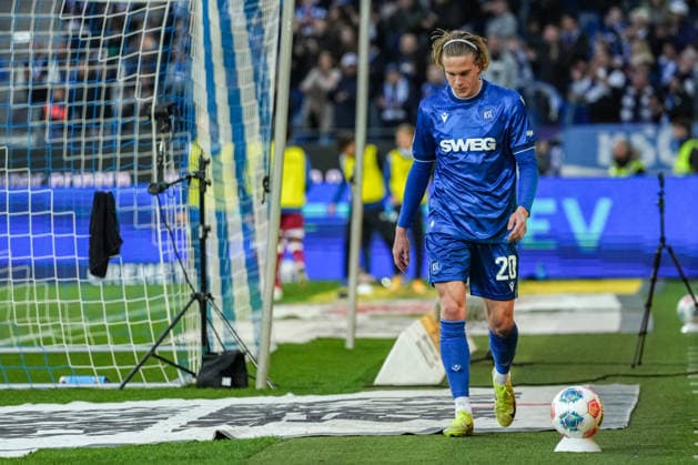 2. Bundesliga, Karlsruher SC vs Arminia Bielefeld, 10.04.2026 David Herold (Karlsruher SC, 20) nach seiner Auswechslung 2. Bundesliga, Karlsruher SC vs Arminia Bielefeld, BBBank Wildpark Karlsruhe, 10.04.2026 DFB DFL REGULATIONS PROHIBIT ANY USE OF PHOTOGRAPHS AS IMAGE SEQUENCES AND OR QUASI-VIDEO. *** 2 Bundesliga, Karlsruher SC vs Arminia Bielefeld, 10 04 2026 David Herold Karlsruher SC, 20 after his substitution 2 Bundesliga, Karlsruher SC vs Arminia Bielefeld, BBBank Wildpark Karlsruhe, 10 04 2026 DFB DFL REGULATIONS PROHIBIT ANY USE OF PHOTOGRAPHS AS IMAGE SEQUENCES AND OR QUASI VIDEO Copyright: xBEAUTIFULxSPORTS Boscox