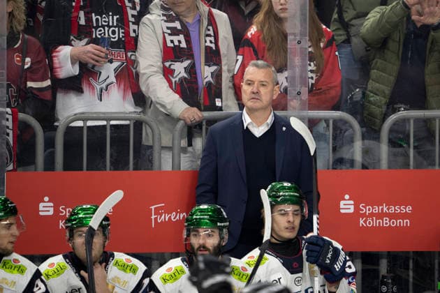 PENNY DEL 1 - Playoff Halbfinale - Kölner Haie - Eisbären Berlin; Köln, 10.04.2026 Serge Aubin (Eisbären Berlin, Head Coach); PENNY DEL 1 - Playoff Halbfinale - Kölner Haie - Eisbären Berlin am 10.04.2026 in der Lanxess Arena in Köln (Deutschland). *** PENNY DEL 1 Playoff Semifinal Kölner Haie Eisbären Berlin Cologne, 10 04 2026 Serge Aubin Eisbären Berlin, Head Coach PENNY DEL 1 Playoff Semifinal Kölner Haie Eisbären Berlin on 10 04 2026 at the Lanxess Arena in Cologne Germany Copyright: xBEAUTIFULxSPORTS AndreasxDickx