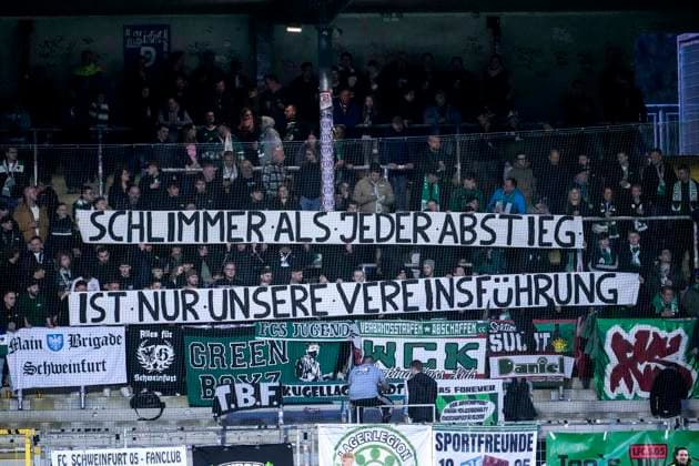 Die Fans vom 1. FC Schweinfurt zeigen in der Fankurve ein Banner, Spruchband mit der Aufschrift: Schlimmer als jeder Abstieg ist nur unsere Vereinsführung, Fans, Ultras Publikum, Zuschauer, Stimmung, Atmosphäre, Stadion, Protest, Protestaktion, protestieren, Aktion, Action, 10.04.2026, Sinsheim (Deutschland), Fussball, 3. Liga, TSG 1899 Hoffenheim II - 1. FC Schweinfurt 05, DFB DFL REGULATIONS PROHIBIT ANY USE OF PHOTOGRAPHS AS IMAGE SEQUENCES AND OR QUASI-VIDEO. *** The fans of 1 FC Schweinfurt show a banner in the fan curve, banner with the inscription Worse than any relegation is only our club management, fans, Ultras audience, spectators, mood, atmosphere, stadium, protest, protest action, protest, action, action, 10 04 2026, Sinsheim Germany , Soccer, 3 Liga, TSG 1899 Hoffenheim II 1 FC Schweinfurt 05, DFB DFL REGULATIONS PROHIBIT ANY USE OF PHOTOGRAPHS AS IMAGE SEQUENCES AND OR QUASI VIDEO xozx