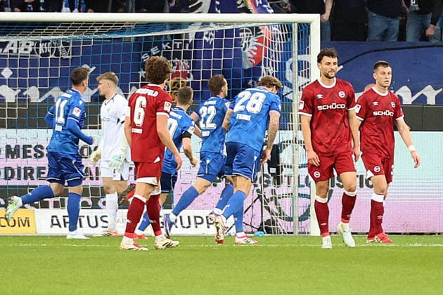 10.04.2026, xrekx, Fussball 2.Bundesliga, Karlsruher SC - Arminia Bielefeld v.l. Torjubel nach dem Tor zum celebrating the goal celebrate 2:1 durch Christoph Kobald (Karlsruher SC) Maximilian Bauer (Arminia Bielefeld) Robin Knoche (Arminia Bielefeld) enttaeuscht, enttäuscht, schaut enttaeuscht, niedergeschlagen, disappointed (DFL DFB REGULATIONS PROHIBIT ANY USE OF PHOTOGRAPHS as IMAGE SEQUENCES and or QUASI-VIDEO) Karlsruhe *** 10 04 2026, xrekx, Fußball 2 Bundesliga, Karlsruher SC Arminia Bielefeld v l Torjubel nach dem Tor zum celebrating the goal celebrate 2 1 durch Christoph Kobald Karlsruher SC Maximilian Bauer Arminia Bielefeld Robin Knoche Arminia Bielefeld enttaeuscht, enttäuscht, schaut enttaeuscht, niedergeschlagen, disappointed DFL DFB REGULATIONS PROHIBIT ANY USE OF PHOTOGRAPHS as IMAGE SEQUENCES and or QUASI VIDEO Karlsruhe