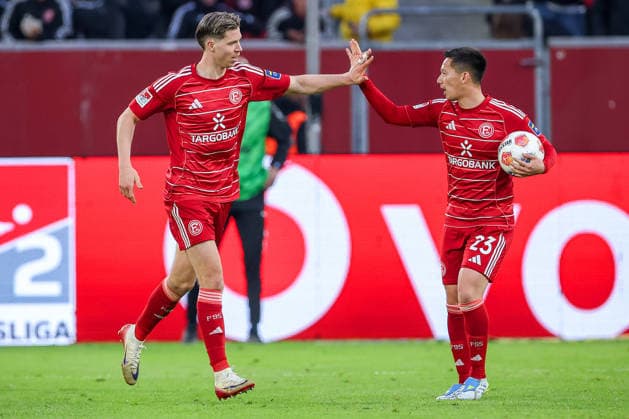 10.04.2026, Fußball, Fortuna Düsseldorf - Holstein Kiel, 2. Fußball Bundesliga, Herren, Merkur Spiel-Arena, 29. Spieltag, Saison 2025 2026: Torjubel nach dem Tor zum 1:1 durch Torschütze Cedric Itten (Fortuna Düsseldorf 13) zusammen mit Shinta Appelkamp (Fortuna Düsseldorf 23) DFB regulations prohibit any use of photographs as image sequences and or quasi-video. Nordrhein-Westfalen Deutschland *** 10 04 2026, Football, Fortuna Düsseldorf Holstein Kiel, 2 Fußball Bundesliga, Herren, Merkur Spiel Arena, 29 Spieltag, Saison 2025 2026 Goal celebration after the goal to 1 1 by scorer Cedric Itten Fortuna Düsseldorf 13 together with Shinta Appelkamp Fortuna Düsseldorf 23 DFB regulations prohibit any use of photographs as image sequences and or quasi video Nordrhein Westfalen Germany