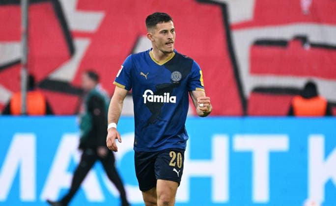 Fussball, 2. Bundesliga, Deutschland, Herren, Saison 2025 2026, 29. Spieltag, Merkur-Spiel-Arena Düsseldorf, Fortuna Düsseldorf - Holstein Kiel; Jubel Adrian Kapralik (KIE) nach seinem Tor zum 0:1. Jubel, Freude, Aktion. *** Football, 2 Bundesliga, Germany, Men, Season 2025 2026, Matchday 29, Merkur Spiel Arena Düsseldorf, Fortuna Düsseldorf Holstein Kiel cheers Adrian Kapralik KIE after his goal to 0 1 cheers, joy, action