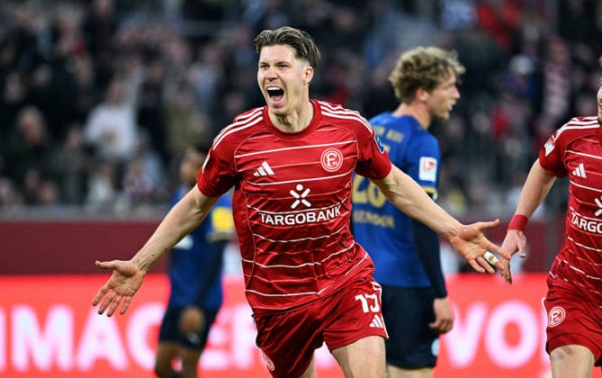 Fussball, 2. Bundesliga, Deutschland, Herren, Saison 2025 2026, 29. Spieltag, Merkur-Spiel-Arena Düsseldorf, Fortuna Düsseldorf - Holstein Kiel; Jubel Cedric Itten (F95) nach seinem Tor zum 1:1. Jubel, Freude, Aktion. *** Soccer, 2 Bundesliga, Germany, Men, Season 2025 2026, 29 Matchday, Merkur Spiel Arena Düsseldorf, Fortuna Düsseldorf Holstein Kiel cheers Cedric Itten F95 after his goal to 1 1 cheers, joy, action
