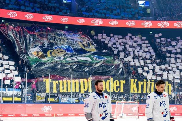 Choreo der Muenchner Fans in der Nordkurve bei den Starting Six: Trumpf oder kritisch GER, EHC Red Bull Muenchen vs. Adler Mannheim, Eishockey, DEL, Playoffs, Halbfinale Spiel 2, Saison 2025 2026, 10.04.2026. GER, EHC Red Bull Muenchen vs. Adler Mannheim, Eishockey, DEL, Playoffs, Halbfinale Spiel 2, Saison 2025 2026, 10.04.2026. Muenchen *** Choreo by Munich fans in the North Curve during the Starting Six Trump or critical GER, EHC Red Bull Muenchen vs Adler Mannheim, Ice Hockey, DEL, Playoffs, Semi-Final Game 2, Season 2025 2026, 10 04 2026 GER, EHC Red Bull Muenchen vs Adler Mannheim, Ice Hockey, DEL, Playoffs, Semi-Final Game 2, Season 2025 2026, 10 04 2026 Muenchen Copyright: xEibner-Pressefoto HeikexFeinerx EP_HFR
