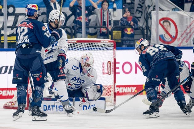 Brady Ferguson (EHC Red Bull Muenchen, 12) und Chris DeSousa (EHC Red Bull Muenchen, 82) verpassen hier gegen Maximilian Franzreb (Torwart, Adler Mannheim, 56) GER, EHC Red Bull Muenchen vs. Adler Mannheim, Eishockey, DEL, Playoffs, Halbfinale Spiel 2, Saison 2025 2026, 10.04.2026. GER, EHC Red Bull Muenchen vs. Adler Mannheim, Eishockey, DEL, Playoffs, Halbfinale Spiel 2, Saison 2025 2026, 10.04.2026. Muenchen *** Brady Ferguson EHC Red Bull Muenchen, 12 and Chris DeSousa EHC Red Bull Muenchen, 82 miss here against Maximilian Franzreb goalie, Adler Mannheim, 56 GER, EHC Red Bull Muenchen vs Adler Mannheim, ice hockey, DEL, playoffs, semifinal game 2, 2025 2026 season, 10 04 2026 GER, EHC Red Bull Muenchen vs Adler Mannheim, ice hockey, DEL, playoffs, semifinal game 2, 2025 2026 season, 10 04 2026 Muenchen Copyright: xEibner-Pressefoto HeikexFeinerx EP_HFR