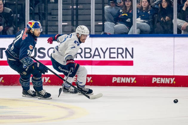 Kampf um den Puck Zweikampf zwischen Markus Eisenschmid (EHC Red Bull Muenchen, 11) und John Gilmour (Adler Mannheim, 7) GER, EHC Red Bull Muenchen vs. Adler Mannheim, Eishockey, DEL, Playoffs, Halbfinale Spiel 2, Saison 2025 2026, 10.04.2026. GER, EHC Red Bull Muenchen vs. Adler Mannheim, Eishockey, DEL, Playoffs, Halbfinale Spiel 2, Saison 2025 2026, 10.04.2026. Muenchen *** Fight for the puck duel between Markus Eisenschmid EHC Red Bull Muenchen, 11 and John Gilmour Adler Mannheim, 7 GER, EHC Red Bull Muenchen vs Adler Mannheim, ice hockey, DEL, playoffs, semi-final game 2, 2025 2026 season, 10 04 2026 GER, EHC Red Bull Muenchen vs Adler Mannheim, ice hockey, DEL, playoffs, semi-final game 2, 2025 2026 season, 10 04 2026 Muenchen Copyright: xEibner-Pressefoto HeikexFeinerx EP_HFR
