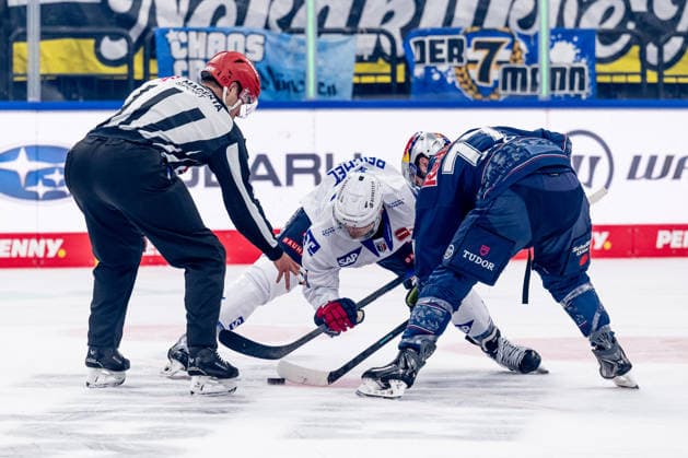 Bully Faceoff zwischen Kristian Reichel (Adler Mannheim, 11) und Adam Brooks (EHC Red Bull Muenchen, 77) GER, EHC Red Bull Muenchen vs. Adler Mannheim, Eishockey, DEL, Playoffs, Halbfinale Spiel 2, Saison 2025 2026, 10.04.2026. GER, EHC Red Bull Muenchen vs. Adler Mannheim, Eishockey, DEL, Playoffs, Halbfinale Spiel 2, Saison 2025 2026, 10.04.2026. Muenchen *** Bully faceoff between Kristian Reichel Adler Mannheim, 11 and Adam Brooks EHC Red Bull Muenchen, 77 GER, EHC Red Bull Muenchen vs Adler Mannheim, Ice Hockey, DEL, Playoffs, Semifinal Game 2, 2025 2026 Season, 10 04 2026 GER, EHC Red Bull Muenchen vs Adler Mannheim, Ice Hockey, DEL, Playoffs, Semifinal Game 2, 2025 2026 Season, 10 04 2026 Muenchen Copyright: xEibner-Pressefoto HeikexFeinerx EP_HFR