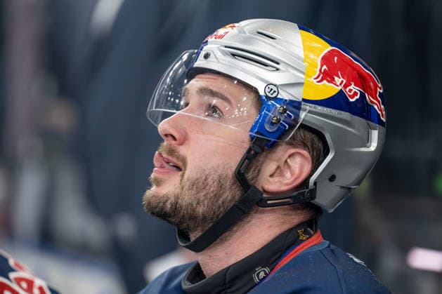 Adam Brooks (EHC Red Bull Muenchen, 77) auf der Bank Portrait Portraet GER, EHC Red Bull Muenchen vs. Adler Mannheim, Eishockey, DEL, Playoffs, Halbfinale Spiel 2, Saison 2025 2026, 10.04.2026. GER, EHC Red Bull Muenchen vs. Adler Mannheim, Eishockey, DEL, Playoffs, Halbfinale Spiel 2, Saison 2025 2026, 10.04.2026. Muenchen *** Adam Brooks EHC Red Bull Muenchen, 77 on the bench Portrait Portrait GER, EHC Red Bull Muenchen vs Adler Mannheim, Ice Hockey, DEL, Playoffs, Semifinal Game 2, Season 2025 2026, 10 04 2026 GER, EHC Red Bull Muenchen vs Adler Mannheim, Ice Hockey, DEL, Playoffs, Semifinal Game 2, Season 2025 2026, 10 04 2026 Muenchen Copyright: xEibner-Pressefoto HeikexFeinerx EP_HFR