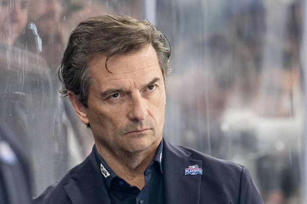 Dallas Eakins (Chef-Trainer, Adler Mannheim) Portrait Portraet GER, EHC Red Bull Muenchen vs. Adler Mannheim, Eishockey, DEL, Playoffs, Halbfinale Spiel 2, Saison 2025 2026, 10.04.2026. GER, EHC Red Bull Muenchen vs. Adler Mannheim, Eishockey, DEL, Playoffs, Halbfinale Spiel 2, Saison 2025 2026, 10.04.2026. Muenchen *** Dallas Eakins Head Coach, Adler Mannheim Portrait Portraet GER, EHC Red Bull Muenchen vs Adler Mannheim, Ice Hockey, DEL, Playoffs, Semifinal Game 2, Season 2025 2026, 10 04 2026 GER, EHC Red Bull Muenchen vs Adler Mannheim, Ice Hockey, DEL, Playoffs, Semifinal Game 2, Season 2025 2026, 10 04 2026 Muenchen Copyright: xEibner-Pressefoto HeikexFeinerx EP_HFR