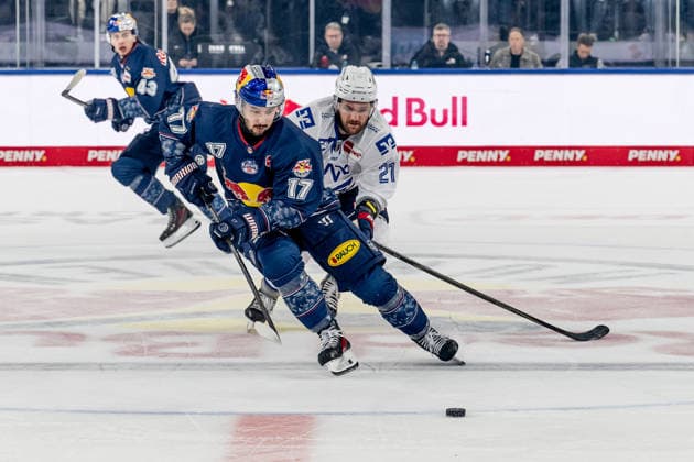 Kampf um den Puck Zweikampf zwischen Taro Hirose (EHC Red Bull Muenchen, 17) und Kris Bennett (Adler Mannheim, 21) GER, EHC Red Bull Muenchen vs. Adler Mannheim, Eishockey, DEL, Playoffs, Halbfinale Spiel 2, Saison 2025 2026, 10.04.2026. GER, EHC Red Bull Muenchen vs. Adler Mannheim, Eishockey, DEL, Playoffs, Halbfinale Spiel 2, Saison 2025 2026, 10.04.2026. Muenchen *** Battle for the puck duel between Taro Hirose EHC Red Bull Muenchen, 17 and Kris Bennett Adler Mannheim, 21 GER, EHC Red Bull Muenchen vs Adler Mannheim, ice hockey, DEL, playoffs, semi-final game 2, 2025 2026 season, 10 04 2026 GER, EHC Red Bull Muenchen vs Adler Mannheim, ice hockey, DEL, playoffs, semi-final game 2, 2025 2026 season, 10 04 2026 Muenchen Copyright: xEibner-Pressefoto HeikexFeinerx EP_HFR