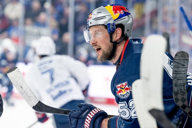 Patrick Hager (EHC Red Bull Muenchen, 52) auf der Bande lehnend GER, EHC Red Bull Muenchen vs. Adler Mannheim, Eishockey, DEL, Playoffs, Halbfinale Spiel 2, Saison 2025 2026, 10.04.2026. GER, EHC Red Bull Muenchen vs. Adler Mannheim, Eishockey, DEL, Playoffs, Halbfinale Spiel 2, Saison 2025 2026, 10.04.2026. Muenchen *** Patrick Hager EHC Red Bull Muenchen, 52 leaning on the boards GER, EHC Red Bull Muenchen vs Adler Mannheim, Ice Hockey, DEL, Playoffs, Semifinal Game 2, Season 2025 2026, 10 04 2026 GER, EHC Red Bull Muenchen vs Adler Mannheim, Ice Hockey, DEL, Playoffs, Semifinal Game 2, Season 2025 2026, 10 04 2026 Muenchen Copyright: xEibner-Pressefoto HeikexFeinerx EP_HFR