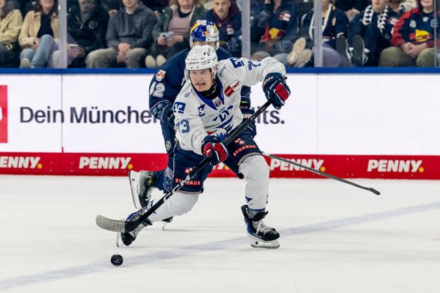 Zach Solow (Adler Mannheim, 73) vor Yasin Ehliz (EHC Red Bull Muenchen, 42) GER, EHC Red Bull Muenchen vs. Adler Mannheim, Eishockey, DEL, Playoffs, Halbfinale Spiel 2, Saison 2025 2026, 10.04.2026. GER, EHC Red Bull Muenchen vs. Adler Mannheim, Eishockey, DEL, Playoffs, Halbfinale Spiel 2, Saison 2025 2026, 10.04.2026. Muenchen *** Zach Solow Adler Mannheim, 73 in front of Yasin Ehliz EHC Red Bull Muenchen, 42 GER, EHC Red Bull Muenchen vs Adler Mannheim, ice hockey, DEL, playoffs, semi-final game 2, 2025 2026 season, 10 04 2026 GER, EHC Red Bull Muenchen vs Adler Mannheim, ice hockey, DEL, playoffs, semi-final game 2, 2025 2026 season, 10 04 2026 Muenchen Copyright: xEibner-Pressefoto HeikexFeinerx EP_HFR