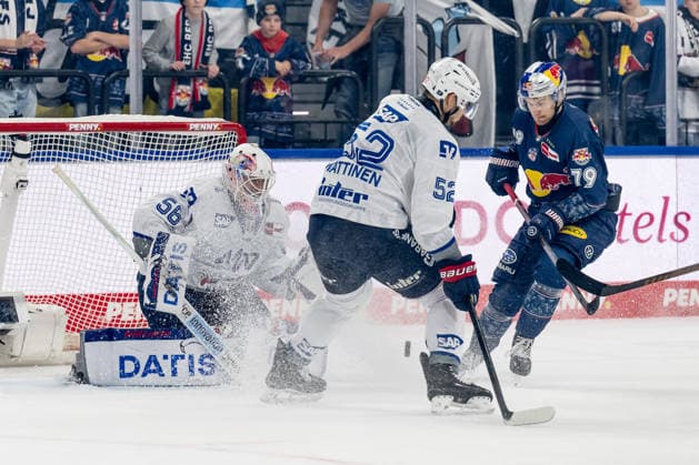 Philipp Krening (EHC Red Bull Muenchen, 79) verpasst gegen Maximilian Franzreb (Torwart, Adler Mannheim, 56) und Nicolas Mattinen (Adler Mannheim, 52) GER, EHC Red Bull Muenchen vs. Adler Mannheim, Eishockey, DEL, Playoffs, Halbfinale Spiel 2, Saison 2025 2026, 10.04.2026. GER, EHC Red Bull Muenchen vs. Adler Mannheim, Eishockey, DEL, Playoffs, Halbfinale Spiel 2, Saison 2025 2026, 10.04.2026. Muenchen *** Philipp Krening EHC Red Bull Muenchen, 79 misses against Maximilian Franzreb goalie, Adler Mannheim, 56 and Nicolas Mattinen Adler Mannheim, 52 GER, EHC Red Bull Muenchen vs Adler Mannheim, ice hockey, DEL, playoffs, semi-final game 2, 2025 2026 season, 10 04 2026 GER, EHC Red Bull Muenchen vs Adler Mannheim, ice hockey, DEL, playoffs, semi-final game 2, 2025 2026 season, 10 04 2026 Muenchen Copyright: xEibner-Pressefoto HeikexFeinerx EP_HFR