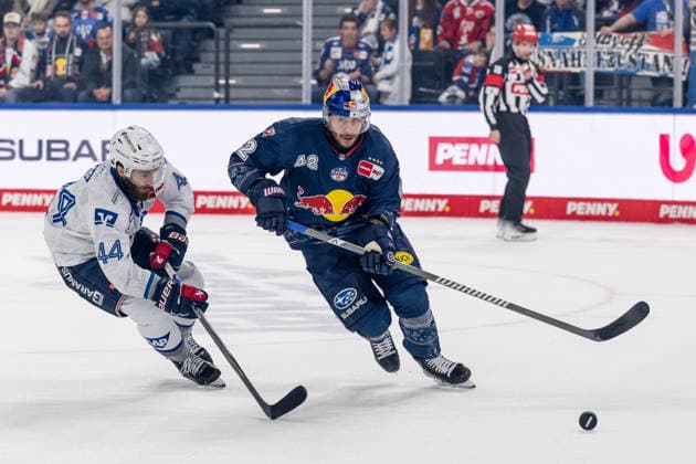 Kampf um den Puck Zweikampf zwischen Anthony Greco (Adler Mannheim, 44) und Yasin Ehliz (EHC Red Bull Muenchen, 42) GER, EHC Red Bull Muenchen vs. Adler Mannheim, Eishockey, DEL, Playoffs, Halbfinale Spiel 2, Saison 2025 2026, 10.04.2026. GER, EHC Red Bull Muenchen vs. Adler Mannheim, Eishockey, DEL, Playoffs, Halbfinale Spiel 2, Saison 2025 2026, 10.04.2026. Muenchen *** Battle for the puck duel between Anthony Greco Adler Mannheim, 44 and Yasin Ehliz EHC Red Bull Muenchen, 42 GER, EHC Red Bull Muenchen vs Adler Mannheim, ice hockey, DEL, playoffs, semi-final game 2, 2025 2026 season, 10 04 2026 GER, EHC Red Bull Muenchen vs Adler Mannheim, ice hockey, DEL, playoffs, semi-final game 2, 2025 2026 season, 10 04 2026 Muenchen Copyright: xEibner-Pressefoto HeikexFeinerx EP_HFR