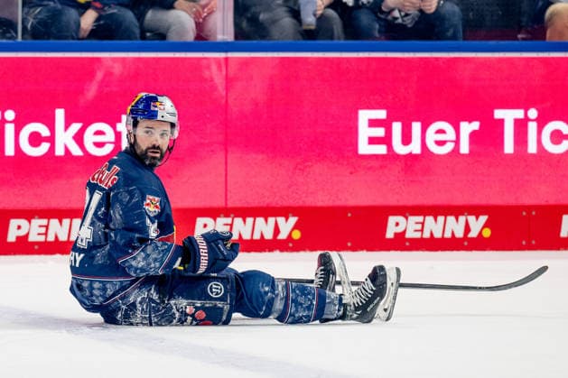 Ryan Murphy (EHC Red Bull Muenchen, 24) auf dem Eis sitzend GER, EHC Red Bull Muenchen vs. Adler Mannheim, Eishockey, DEL, Playoffs, Halbfinale Spiel 2, Saison 2025 2026, 10.04.2026. GER, EHC Red Bull Muenchen vs. Adler Mannheim, Eishockey, DEL, Playoffs, Halbfinale Spiel 2, Saison 2025 2026, 10.04.2026. Muenchen *** Ryan Murphy EHC Red Bull Muenchen, 24 sitting on the ice GER, EHC Red Bull Muenchen vs Adler Mannheim, Ice Hockey, DEL, Playoffs, Semifinal Game 2, Season 2025 2026, 10 04 2026 GER, EHC Red Bull Muenchen vs Adler Mannheim, Ice Hockey, DEL, Playoffs, Semifinal Game 2, Season 2025 2026, 10 04 2026 Muenchen Copyright: xEibner-Pressefoto HeikexFeinerx EP_HFR