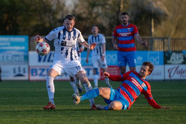 GER, Fussball, RLN, SV Drochtersen Assel vs VfB Oldenburg 10.04.2026, Kehdinger Stadion, Drochtersen, GER, RLN, SV Drochtersen Assel vs VfB Oldenburg, DFL regulations prohibit any use of photographs as image sequences and or quasi-video, im Bild Julian BOCCACCIO ( VfB Oldenburg 10 ) Matti STEINMANN ( SV Drochtersen Assel 6 ) *** GER, Soccer, RLN, SV Drochtersen Assel vs VfB Oldenburg 10 04 2026, Kehdinger Stadion, Drochtersen, GER, RLN, SV Drochtersen Assel vs VfB Oldenburg, DFL regulations prohibit any use of photographs as image sequences and or quasi video, pictured Julian BOCCACCIO VfB Oldenburg 10 Matti STEINMANN SV Drochtersen Assel 6 nordphotoxgmbhx xRojahn nph00310