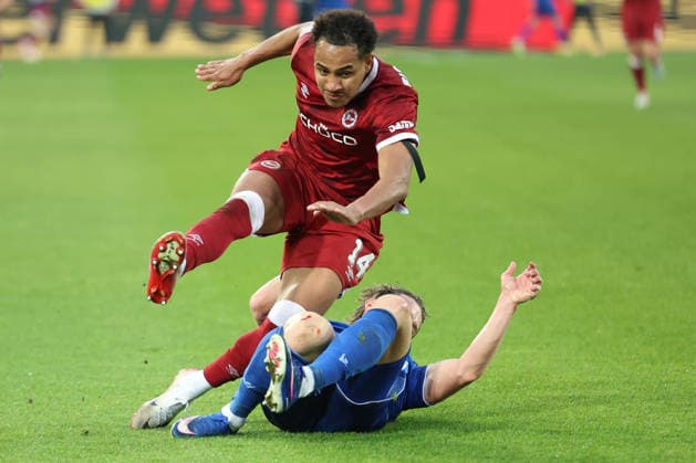 10.04.2026, xrekx, Fussball 2.Bundesliga, Karlsruher SC - Arminia Bielefeld v.l. Monju Momuluh (Arminia Bielefeld) Christoph Kobald (Karlsruher SC) (DFL DFB REGULATIONS PROHIBIT ANY USE OF PHOTOGRAPHS as IMAGE SEQUENCES and or QUASI-VIDEO) Karlsruhe *** 10 04 2026, xrekx, Soccer 2 Bundesliga, Karlsruher SC Arminia Bielefeld v l Monju Momuluh Arminia Bielefeld Christoph Kobald Karlsruher SC DFL DFB REGULATIONS PROHIBIT ANY USE OF PHOTOGRAPHS as IMAGE SEQUENCES and or QUASI VIDEO Karlsruhe