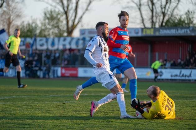 GER, Fussball, RLN, SV Drochtersen Assel vs VfB Oldenburg 10.04.2026, Kehdinger Stadion, Drochtersen, GER, RLN, SV Drochtersen Assel vs VfB Oldenburg, DFL regulations prohibit any use of photographs as image sequences and or quasi-video, im Bild Drilon DEMAJ ( VfB Oldenburg 9 ) Matti CEBULLA ( SV Drochtersen Assel 31 ) Matti STEINMANN ( SV Drochtersen Assel 6 ) *** GER, Soccer, RLN, SV Drochtersen Assel vs VfB Oldenburg 10 04 2026, Kehdinger Stadion, Drochtersen, GER, RLN, SV Drochtersen Assel vs VfB Oldenburg, DFL regulations prohibit any use of photographs as image sequences and or quasi video, pictured Drilon DEMAJ VfB Oldenburg 9 Matti CEBULLA SV Drochtersen Assel 31 Matti STEINMANN SV Drochtersen Assel 6 nordphotoxgmbhx xRojahn nph00310
