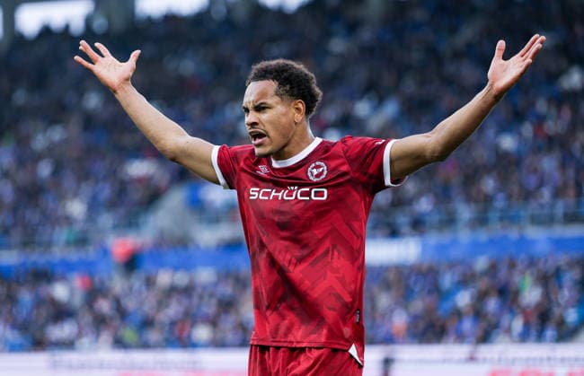 Deutschland: Karlsruher SC vs. Arminia Bielefeld, 2. Bundesliga, 29. Spieltag, BBBank Wildpark (Karlsruhe): Monju Momuluh, (Arminia Bielefeld, 14) Karlsruhe BBBank Wildpark Baden-Württemberg Deutschland *** Germany Karlsruher SC vs Arminia Bielefeld, 2 Bundesliga, Matchday 29, BBBank Wildpark Karlsruhe Monju Momuluh, Arminia Bielefeld, 14 Karlsruhe BBBank Wildpark Baden Württemberg Germany Copyright: xBenedictxChristx