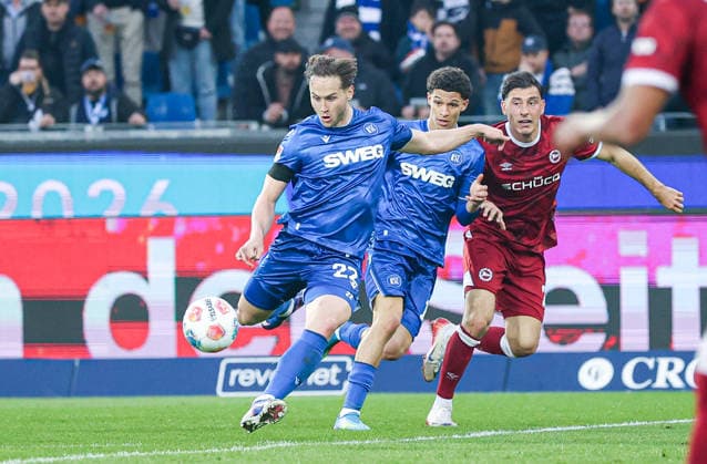 Deutschland: Karlsruher SC vs. Arminia Bielefeld, 2. Bundesliga, 29. Spieltag, Saison 2025 26, BBBank Wildpark (Karlsruhe): Torschuss zum 2:1 von Christoph Kobald, (Karlsruher SC, 22) Karlsruhe BBBank Wildpark Baden-Württemberg Deutschland *** Germany Karlsruher SC vs Arminia Bielefeld, 2 Bundesliga, Matchday 29, Season 2025 26, BBBank Wildpark Karlsruhe Goal kick to 2 1 by Christoph Kobald, Karlsruher SC, 22 Karlsruhe BBBank Wildpark Baden Württemberg Germany Copyright: xBenedictxChristx