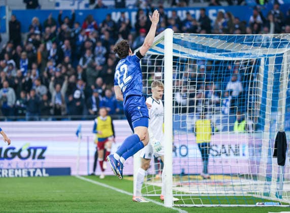 Deutschland: Karlsruher SC vs. Arminia Bielefeld, 2. Bundesliga, 29. Spieltag, Saison 2025 26, BBBank Wildpark (Karlsruhe): Jubel nach 2:1 von Christoph Kobald, (Karlsruher SC, 22) Karlsruhe BBBank Wildpark Baden-Württemberg Deutschland *** Germany Karlsruher SC vs Arminia Bielefeld, 2 Bundesliga, matchday 29, season 2025 26, BBBank Wildpark Karlsruhe cheering after 2 1 by Christoph Kobald, Karlsruher SC, 22 Karlsruhe BBBank Wildpark Baden Württemberg Germany Copyright: xBenedictxChristx