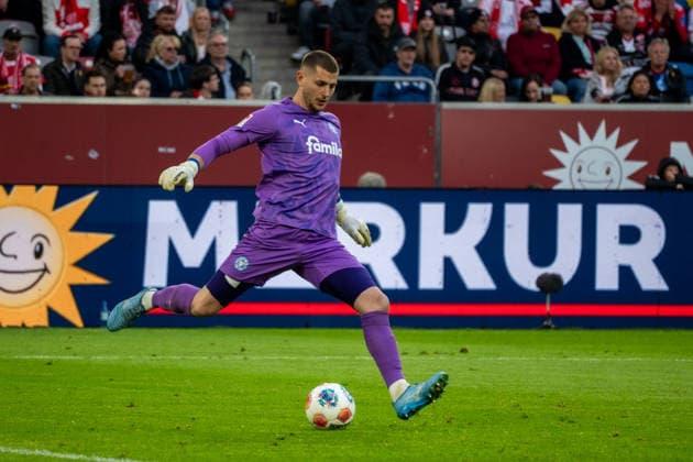 Deutschland: 2.Bundesliga 2025 2026 Fortuna Düsseldorf vs Holstein Kiel, 29. Spieltag - 10.04.2026 - MERKUR SPIEL-ARENA (Düsseldorf): am Ball Timon Weiner (Holstein Kiel,1) *** Germany 2 Bundesliga 2025 2026 Fortuna Düsseldorf vs Holstein Kiel, Matchday 29 10 04 2026 MERKUR SPIEL ARENA Düsseldorf on the ball Timon Weiner Holstein Kiel,1 Copyright: xOrhanxHabashx