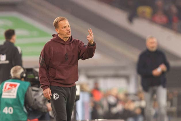 Trainer Markus Anfang (Fortuna Düsseldorf) gestikuliert, Gestik waehrend des Spiels der 2. Bundesliga zwischen Fortuna Düsseldorf und Holstein Kiel, Merkur Spiel-Arena am 10. April 2026 in Düsseldorf, Deutschland. (Foto von Oliver Kaelke DeFodi Images) +++ Trainer Markus Anfang (Fortuna Düsseldorf) gestures during the 2. Bundesliga match between Fortuna Düsseldorf and Holstein Kiel at Merkur Spiel-Arena on April 10, 2026 in Düsseldorf, Germany. (Photo by Oliver Kaelke DeFodi Images) (Photo by Oliver Kaelke DeFodi Images) - *** Coach Markus Anfang Fortuna Düsseldorf gestures, gestures during the 2 Bundesliga match between Fortuna Düsseldorf and Holstein Kiel, Merkur Spiel Arena on April 10, 2026 in Düsseldorf, Germany Photo by Oliver Kaelke DeFodi Images Coach Markus Anfang Fortuna Düsseldorf gestures during the 2 Bundesliga match between Fortuna Düsseldorf and Holstein Kiel at Merkur Spiel Arena on April 10, 2026 in Düsseldorf, Germany Photo by Oliver Kaelke DeFodi Images