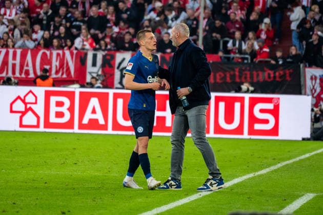 Deutschland: 2.Bundesliga 2025 2026 Fortuna Düsseldorf vs Holstein Kiel, 29. Spieltag - 10.04.2026 - MERKUR SPIEL-ARENA (Düsseldorf): Tim Walter (Cheftrainer, Holstein Kiel) im Gespräch mit Ivan Nekic (Holstein Kiel,13) *** Germany 2 Bundesliga 2025 2026 Fortuna Düsseldorf vs Holstein Kiel, Matchday 29 10 04 2026 MERKUR SPIEL ARENA Düsseldorf Tim Walter Head Coach, Holstein Kiel in conversation with Ivan Nekic Holstein Kiel,13 Copyright: xOrhanxHabashx