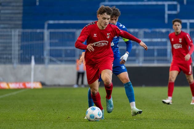 10.04.2026, Deutschland, Fussball, 1. FC Magdeburg U23 vs. ZFC Meuselwitz, 29. Spieltag, Avnet-Arena, Saison 2025 2026 :Nitschke Ben (ZFC Meuselwitz, 16) im Zweikampf gegen Kamm Willi (1. FC Magdeburg U23, 8) *** 10 04 2026, Germany, Soccer, 1 FC Magdeburg U23 vs ZFC Meuselwitz, Matchday 29, Avnet Arena, Season 2025 2026 Nitschke Ben ZFC Meuselwitz, 16 in duel against Kamm Willi 1 FC Magdeburg U23, 8 Copyright: xMichellexLukax