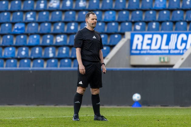 10.04.2026, Deutschland, Fussball, 1. FC Magdeburg U23 vs. ZFC Meuselwitz, 29. Spieltag, Avnet-Arena, Saison 2025 2026 : Jacob Philipp (Schiedsrichter) *** 10 04 2026, Germany, Football, 1 FC Magdeburg U23 vs ZFC Meuselwitz, Matchday 29, Avnet Arena, Season 2025 2026 Jacob Philipp Referee Copyright: xMichellexLukax