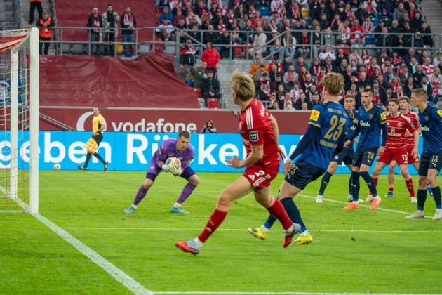 Deutschland: 2.Bundesliga 2025 2026 Fortuna Düsseldorf vs Holstein Kiel, 29. Spieltag - 10.04.2026 - MERKUR SPIEL-ARENA (Düsseldorf): in Aktion Jesper Daland (Fortuna Düsseldorf,2) und Timon Weiner (Holstein Kiel,1) Lasse Rosenboom (Holstein Kiel, 23) *** Germany 2 Bundesliga 2025 2026 Fortuna Düsseldorf vs Holstein Kiel, 29 Matchday 10 04 2026 MERKUR SPIEL ARENA Düsseldorf in action Jesper Daland Fortuna Düsseldorf,2 and Timon Weiner Holstein Kiel,1 Lasse Rosenboom Holstein Kiel, 23 Copyright: xOrhanxHabashx