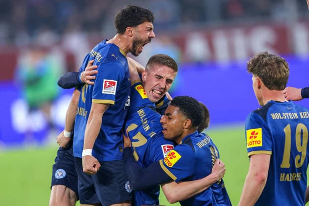 10.04.2026, Fußball, Fortuna Düsseldorf - Holstein Kiel, 2. Fußball Bundesliga, Herren, Merkur Spiel-Arena, 29. Spieltag, Saison 2025 2026: Torjubel nach dem Tor zum 2:1 durch Torschütze Ivan Nekic (Holstein Kiel 13) zusammen mit DFB regulations prohibit any use of photographs as image sequences and or quasi-video. Nordrhein-Westfalen Deutschland *** 10 04 2026, Football, Fortuna Düsseldorf Holstein Kiel, 2 Fußball Bundesliga, Herren, Merkur Spiel Arena, 29 Spieltag, Saison 2025 2026 Torjubel nach dem Tor zum 2 1 durch Torschütze Ivan Nekic Holstein Kiel 13 zusammen mit DFB regulations prohibit any use of photographs as image sequences and or quasi video Nordrhein Westfalen Germany