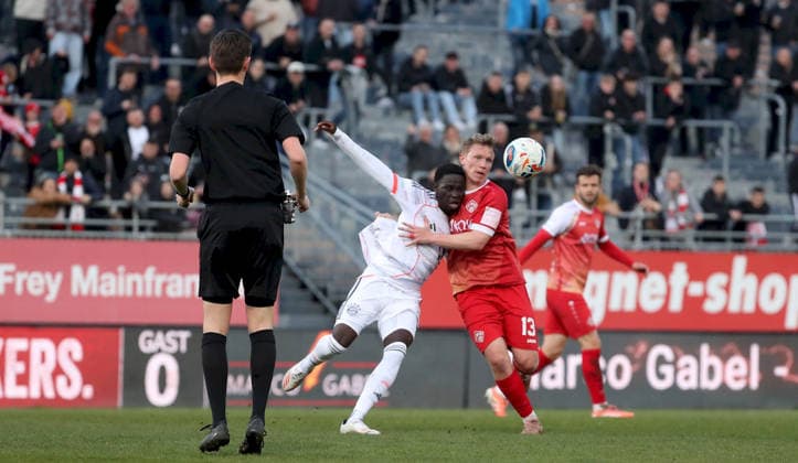 10.04.2026, xfsx, Herren, Fussball, Saison 2025 2026, Regionalliga Bayern, 28. Spieltag: FC Wuerzburger Kickers - FC Bayern Muenchen II v.li.: Bajung Darboe (FC Bayern Muenchen II), Philipp Ochs (FC Wuerzburger Kickers) Wuerzburg AKON ARENA Bayern Deutschland *** 10 04 2026, xfsx, Men, Soccer, Season 2025 2026, Regionalliga Bayern, 28 Matchday FC Wuerzburger Kickers FC Bayern Muenchen II v li Bajung Darboe FC Bayern Muenchen II , Philipp Ochs FC Wuerzburger Kickers Wuerzburg AKON ARENA Bayern Germany