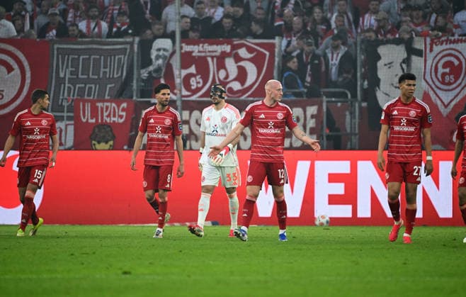Fussball, 2. Bundesliga, Deutschland, Herren, Saison 2025 2026, 29. Spieltag, Merkur-Spiel-Arena Düsseldorf, Fortuna Düsseldorf - Holstein Kiel; Tim Oberdorf (F95), Anouar El Azzouzi (F95), Florian Kastenmeier (F95), Valgeir Lunddal Fridrikkson (F95), Jordi Paulina (F95). Enttäuschung, Frust, Aktion. *** Football, 2 Bundesliga, Germany, Men, Season 2025 2026, Matchday 29, Merkur Spiel Arena Düsseldorf, Fortuna Düsseldorf Holstein Kiel Tim Oberdorf F95 , Anouar El Azzouzi F95 , Florian Kastenmeier F95 , Valgeir Lunddal Fridrikkson F95 , Jordi Paulina F95 Disappointment, frustration, action