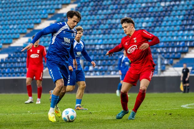 10.04.2026, Deutschland, Fussball, 1. FC Magdeburg U23 vs. ZFC Meuselwitz, 29. Spieltag, Avnet-Arena, Saison 2025 2026 : Nitschke Ben (ZFC Meuselwitz, 16) im Zweikampf gegen Giesen Tim (1. FC Magdeburg U23, 29) *** 10 04 2026, Germany, Soccer, 1 FC Magdeburg U23 vs ZFC Meuselwitz, Matchday 29, Avnet Arena, Season 2025 2026 Nitschke Ben ZFC Meuselwitz, 16 in duel against Giesen Tim 1 FC Magdeburg U23, 29 Copyright: xMichellexLukax