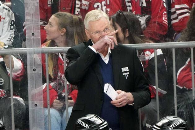 Köln, DEL, 1.DEL, Saison 2025 2026, Playoffs, Halbfinale Kölner Haie vs Eisbären Berlin, 10.04.2026, Lanxessarena Köln, Kari Jalonen, Trainer Coach Kölner Haie, Finnland, Finland, FIN; Aktion, Einzelbild *** Cologne, DEL, 1 DEL, season 2025 2026, playoffs, semi-final Kölner Haie vs Eisbären Berlin, 10 04 2026, Lanxessarena Cologne, Kari Jalonen, coach Kölner Haie, Finland, Finland, FIN action, single image