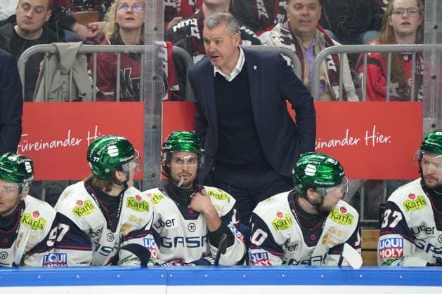 Köln, DEL, Saison 2025 2026, Playoffs semi Finale Spiel 2, Kölner Haie vs Eisbären Berlin , 10.04.2026. Lanxessarena Köln, Serge Aubin, Trainer, Eisbären Berlin , Kanada, Canada, CAN *** Cologne, DEL, Season 2025 2026, Playoffs semi finals game 2, Cologne Sharks vs Eisbären Berlin , 10 04 2026 Lanxessarena Cologne, Serge Aubin, Coach, Eisbären Berlin , Canada, Canada, CAN