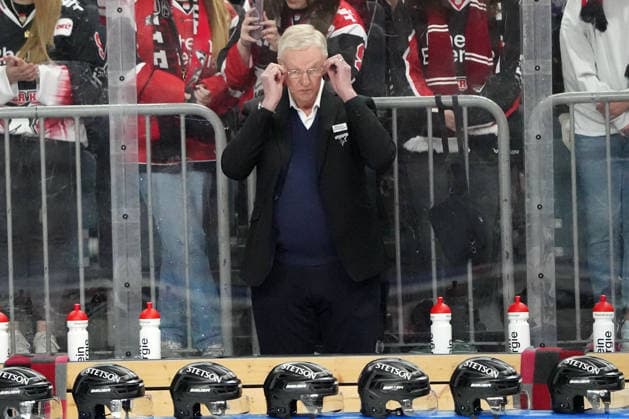 Köln, DEL, 1.DEL, Saison 2025 2026, Playoffs, Halbfinale Kölner Haie vs Eisbären Berlin, 10.04.2026, Lanxessarena Köln, Kari Jalonen, Trainer Coach Kölner Haie, Finnland, Finland, FIN; Aktion, Einzelbild *** Cologne, DEL, 1 DEL, season 2025 2026, playoffs, semi-final Kölner Haie vs Eisbären Berlin, 10 04 2026, Lanxessarena Cologne, Kari Jalonen, coach Kölner Haie, Finland, Finland, FIN action, single image