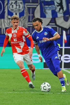 Mainz, Deutschland 09. April 2026: UEFA Europa Conference League - 2025 2026 - Viertelfinale - FSV Mainz 05 gegen Racing Strasbourg Im Bild: v. li. im Zweikampf Nikolas Veratschnig (Mainz) gegen Diego Moreira (RCS). Mewa Arena Rheinland - Pfalz *** Mainz, Germany 09 April 2026 UEFA Europa Conference League 2025 2026 quarter-final FSV Mainz 05 v Racing Strasbourg Pictured from left in a duel Nikolas Veratschnig Mainz v Diego Moreira RCS Mewa Arena Rheinland Pfalz Copyright: xFotostandx xRacochax