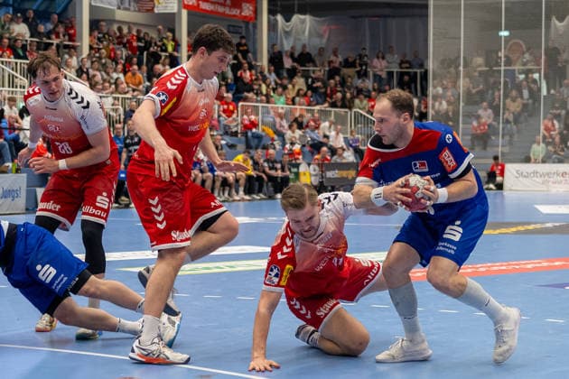 Zweikampf zwischen Alexander Schoss (TuSEM Essen, 91) und Tobias Heinzelmann (HBW Balingen Weilstetten, 28). TuSEM Essen vs. HBW Balingen Weilstetten, Handball, 2. HBL, 27. Spieltag, Saison 2025 2026, 10.04.2026 TuSEM Essen vs. HBW Balingen Weilstetten, Handball, 2. HBL, 27. Spieltag, Saison 2025 2026, 10.04.2026 Essen *** Duel between Alexander Schoss TuSEM Essen, 91 and Tobias Heinzelmann HBW Balingen Weilstetten, 28 TuSEM Essen vs HBW Balingen Weilstetten, Handball, 2 HBL, Matchday 27, Season 2025 2026, 10 04 2026 TuSEM Essen vs HBW Balingen Weilstetten, Handball, 2 HBL, Matchday 27, Season 2025 2026, 10 04 2026 Essen Copyright: xEibner-Pressefoto ThomasxHaeslerx EP_THR