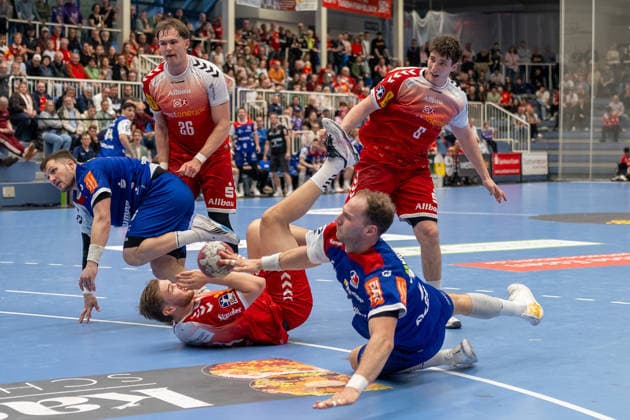 Tobias Heinzelmann (HBW Balingen Weilstetten, 28) wirft im Fallen. TuSEM Essen vs. HBW Balingen Weilstetten, Handball, 2. HBL, 27. Spieltag, Saison 2025 2026, 10.04.2026 TuSEM Essen vs. HBW Balingen Weilstetten, Handball, 2. HBL, 27. Spieltag, Saison 2025 2026, 10.04.2026 Essen *** Tobias Heinzelmann HBW Balingen Weilstetten, 28 throws in the fall TuSEM Essen vs HBW Balingen Weilstetten, Handball, 2 HBL, Matchday 27, Season 2025 2026, 10 04 2026 TuSEM Essen vs HBW Balingen Weilstetten, Handball, 2 HBL, Matchday 27, Season 2025 2026, 10 04 2026 Essen Copyright: xEibner-Pressefoto ThomasxHaeslerx EP_THR
