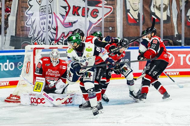 Eishockey Penny-DEL Playoff-Halbfinale Spiel2 Kölner Haie - Eisbären Berlin am 10.04.2026 in der Lanxess Arena in Köln Viel Verkehr vor Torwart Janne Juvonen ( Köln ), links Gemäß den Vorgaben der DEL Deutsche Eishockey Liga ist die Publikation und Weiterverwertung der Aufnahmen in elektronischen Medien und Endgeräten aller Art während des laufenden Spiels nicht zulässig. *** Ice Hockey Penny DEL Playoff Semifinal Game2 Kölner Haie Eisbären Berlin on 10 04 2026 at the Lanxess Arena in Cologne Lots of traffic in front of goalie Janne Juvonen Cologne , left According to the regulations of the DEL German Ice Hockey League, the publication and further utilization of the recordings in electronic media and end devices of all kinds is not permitted during the ongoing game xDMx