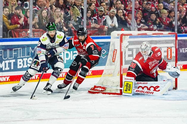 Eishockey Penny-DEL Playoff-Halbfinale Spiel2 Kölner Haie - Eisbären Berlin am 10.04.2026 in der Lanxess Arena in Köln Kai Wissmann ( Berlin ), links - Oliwer Kaski ( Köln ), mitte - Janne Juvonen ( Köln ), rechts Gemäß den Vorgaben der DEL Deutsche Eishockey Liga ist die Publikation und Weiterverwertung der Aufnahmen in elektronischen Medien und Endgeräten aller Art während des laufenden Spiels nicht zulässig. *** Ice Hockey Penny DEL Playoff Semifinal Game2 Kölner Haie Eisbären Berlin on 10 04 2026 at the Lanxess Arena in Cologne Kai Wissmann Berlin , left Oliwer Kaski Cologne , center Janne Juvonen Cologne , right According to the regulations of the DEL German Ice Hockey League, the publication and further use of the recordings in electronic media and end devices of all kinds during the ongoing game is not permitted xDMx