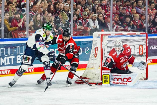 Eishockey Penny-DEL Playoff-Halbfinale Spiel2 Kölner Haie - Eisbären Berlin am 10.04.2026 in der Lanxess Arena in Köln Kai Wissmann ( Berlin ), links - Oliwer Kaski ( Köln ), mitte - Janne Juvonen ( Köln ), rechts Gemäß den Vorgaben der DEL Deutsche Eishockey Liga ist die Publikation und Weiterverwertung der Aufnahmen in elektronischen Medien und Endgeräten aller Art während des laufenden Spiels nicht zulässig. *** Ice Hockey Penny DEL Playoff Semifinal Game2 Kölner Haie Eisbären Berlin on 10 04 2026 at the Lanxess Arena in Cologne Kai Wissmann Berlin , left Oliwer Kaski Cologne , center Janne Juvonen Cologne , right According to the regulations of the DEL German Ice Hockey League, the publication and further use of the recordings in electronic media and end devices of all kinds during the ongoing game is not permitted xDMx