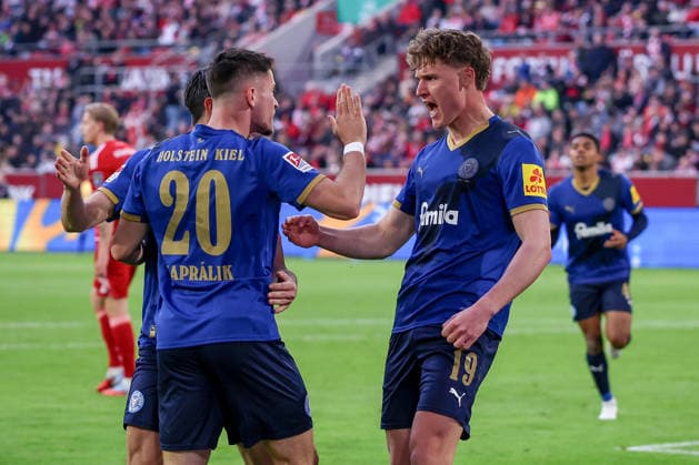 10.04.2026, Fußball, Fortuna Düsseldorf - Holstein Kiel, 2. Fußball Bundesliga, Herren, Merkur Spiel-Arena, 29. Spieltag, Saison 2025 2026: Torjubel nach dem Tor zum 1:0 durch Torschütze Phil Harres (Holstein Kiel 19) zusammen mit Adrian Kapralik (Holstein Kiel 20) DFB regulations prohibit any use of photographs as image sequences and or quasi-video. Nordrhein-Westfalen Deutschland *** 10 04 2026, Football, Fortuna Düsseldorf Holstein Kiel, 2 Fußball Bundesliga, Herren, Merkur Spiel Arena, 29 Spieltag, Saison 2025 2026 Goal celebration after the goal to 1 0 by scorer Phil Harres Holstein Kiel 19 together with Adrian Kapralik Holstein Kiel 20 DFB regulations prohibit any use of photographs as image sequences and or quasi video Nordrhein Westfalen Germany