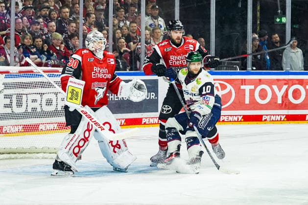 Eishockey Penny-DEL Playoff-Halbfinale Spiel2 Kölner Haie - Eisbären Berlin am 10.04.2026 in der Lanxess Arena in Köln Janne Juvonen ( Köln ), links - Brady Austin ( Köln ), mitte - Lean Bergmann ( Berlin ), rechts Gemäß den Vorgaben der DEL Deutsche Eishockey Liga ist die Publikation und Weiterverwertung der Aufnahmen in elektronischen Medien und Endgeräten aller Art während des laufenden Spiels nicht zulässig. *** Ice Hockey Penny DEL Playoff Semifinal Game2 Kölner Haie Eisbären Berlin on 10 04 2026 at the Lanxess Arena in Cologne Janne Juvonen Cologne , left Brady Austin Cologne , center Lean Bergmann Berlin , right According to the regulations of the DEL German Ice Hockey League, the publication and further use of the recordings in electronic media and end devices of all kinds during the ongoing game is not permitted xDMx