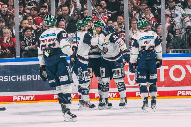 10.04.2026, xjmrgnx, Eishockey Penny DEL 1 2 Finale, Koelner Haie - Eisbären Berlin v.l. Yannick Veilleux (38, Eisbaeren Berlin) jubelt nach seinem Tor mit dem Team den Eisbären Berlin (DFL DFB REGULATIONS PROHIBIT ANY USE OF PHOTOGRAPHS as IMAGE SEQUENCES and or QUASI-VIDEO) Koeln *** 10 04 2026, xjmrgnx, Eishockey Penny DEL 1 2 Final, Koelner Haie Eisbären Berlin v l Yannick Veilleux 38, Eisbaeren Berlin cheers after his goal with the team the Eisbären Berlin DFL DFB REGULATIONS PROHIBIT ANY USE OF PHOTOGRAPHS as IMAGE SEQUENCES and or QUASI VIDEO Koeln