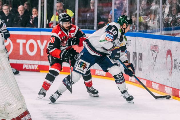 10.04.2026, xjmrgnx, Eishockey Penny DEL 1 2 Finale, Koelner Haie - Eisbären Berlin v.l. Zweikampf zwischen Tanner Kero (10, Koelner Haie) und Jonas Müller (18, Eisbaeren Berlin) (DFL DFB REGULATIONS PROHIBIT ANY USE OF PHOTOGRAPHS as IMAGE SEQUENCES and or QUASI-VIDEO) Koeln *** 10 04 2026, xjmrgnx, Eishockey Penny DEL 1 2 Final, Koelner Haie Eisbären Berlin v l duel between Tanner Kero 10, Koelner Haie and Jonas Müller 18, Eisbaeren Berlin DFL DFB REGULATIONS PROHIBIT ANY USE OF PHOTOGRAPHS as IMAGE SEQUENCES and or QUASI VIDEO Koeln